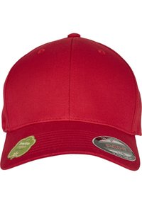 Căciulă de baseball roșie, realizată dintr-un material texturat, cu o vizieră curbată, design ajustat și două etichete circulare pe panoul din față.