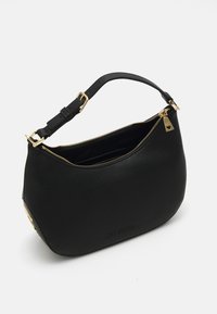 Borsa a tracolla nera in pelle con finitura testurizzata, forma curva, accessori in metallo dorato e chiusura con cerniera superiore. Presenta il marchio impresso sul lato.