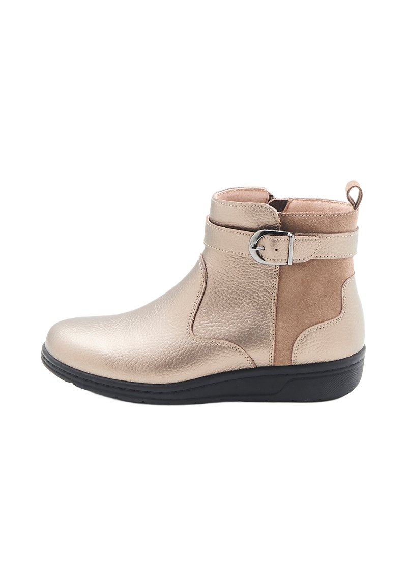 Bottine métallisée dorée en cuir texturé et en daim, avec un accent de boucle, un bout arrondi et une semelle en caoutchouc noire.