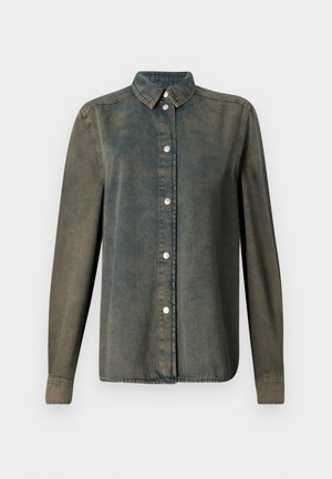 Chemise en denim vert foncé avec un devant à boutons, un col pointu, des manches longues et des boutons argentés, présentant un tissu doux et texturé.