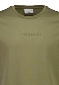 Olijfgroene crewneck T-shirt met "LINDBERGH" in reliëf op de borst en een wit binnenlabel met de tekst "LINDBERGH RELAXED FIT".