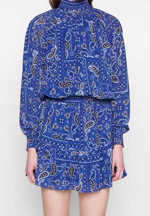 Blaues Kleid mit Paisley-Muster, langen Ärmeln, hohem Kragen und elastischem Taillenbund. Hergestellt aus leichtem Stoff mit einem gerafften Saum.