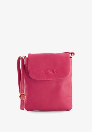 Rosa læder crossbody taske med klaplukning, guld hardware og debossed "VENEZIA" logo. Kompakt rektangulær form med en glat tekstur.