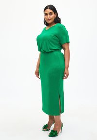 Zizzi SCHMAL GESCHNITTENER MIDI - Ozko oprijeto krilo - jolly green