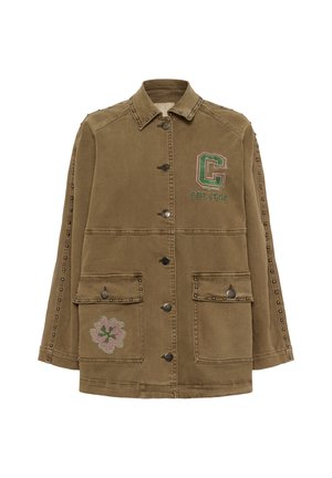 Veste marron à boutons avec des détails en clous sur les manches et le col, deux poches avant, un écusson "C College" et une fleur brodée sur la poche.