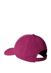 Fuchsiahatt med böjd skärm, justerbar rem bak, och sydda ventilationshål på kronan. Slät tygtextur.