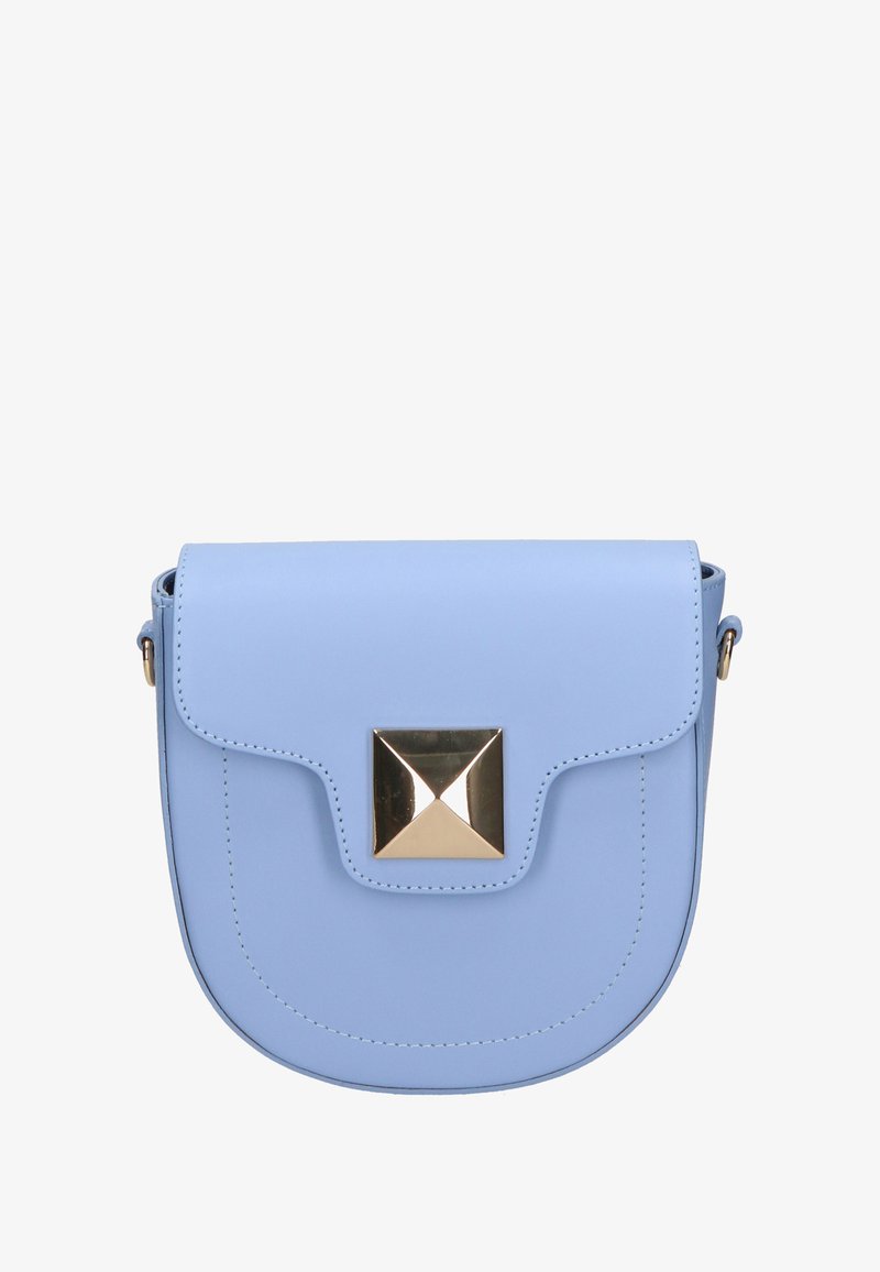 Sac en simili cuir bleu clair à bandoulière, avec une fermeture à rabat, présentant un accent pyramidal doré métallique et des bords arrondis.