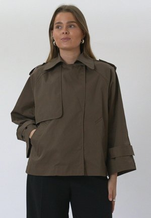 TEESHOPPEN, ELARA SHORT TRENCHCOAT - Veste légère - brown