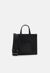 Borsa tote nera con un design strutturato, dotata di manici in pelle liscia, una tracolla in tessuto e una tasca frontale.