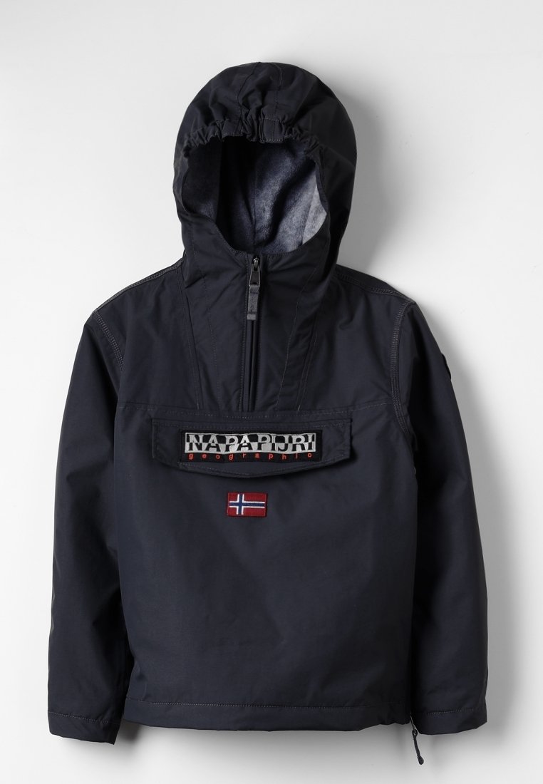 Veste noire à capuche avec fermeture éclair à l'avant, écusson du logo Napapijri et petit emblème du drapeau norvégien sur la poitrine.