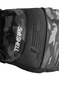 Schwarze Camouflage-Softshell-Handschuhe, mit strukturierten Akzenten und gesticktem Branding. Elastischer Handgelenkverschluss und glattes Oberflächenmaterial.