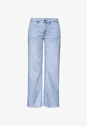 Jean bleu clair à jambes larges avec poches plaquées à l’avant, fermeture par bouton et zip, et ourlets effilochés sur fond blanc.