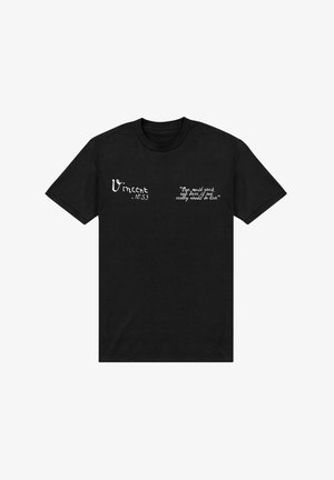 Czarny t-shirt z białym napisem "Vincent, 1853" na lewej piersi oraz cytatem "Trzeba pracować i odważyć się, jeśli naprawdę chce się żyć" na prawej piersi.