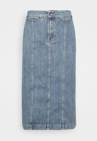 Jupe midi en denim bleu clair, dotée d'une coupe droite, d'une fermeture à boutons et de détails de coutures verticales. Le tissu présente une texture denim typique.