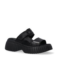 Zwarte platform sandalen met een geribbelde zool, voorzien van twee verstelbare banden en een metallic accent aan de voorkant. Gladde lederen textuur.