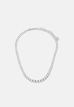 Collier en chaîne argentée avec des pierres précieuses rondes transparentes espacées régulièrement et un fermoir homard sur fond blanc.