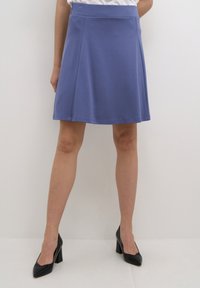 Een knie-lange a-lijn rok van zachte, rekbare stof, met een effen pastelblauwe kleur en een soepele tailleband zonder zichtbare sluitingen.