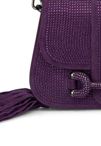 Sac à main à franges violettes avec une surface texturée, décoré de clous ronds, doté d'une fermeture magnétique et d'une bandoulière amovible.
