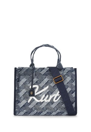 Blauwe geweven tas met patroon en "Kurt" geschreven in wit schrift, twee korte handvatten en een verstelbare donkerblauwe schouderriem met gouden gesp.
