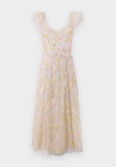 Beige bloemenborduursel jurk met ruches op de schouderbanden, met een aansluitende lijfje en een vloeiende rok, versierd met kleurrijke pailletten en accenten.