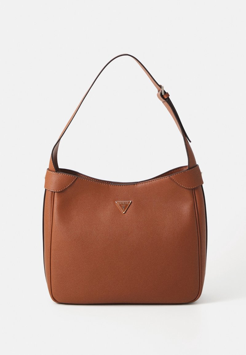 Sac à bandoulière en cuir marron avec bandoulière réglable et petite plaque métallique triangulaire avec logo sur le devant au centre.