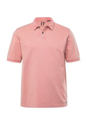 Camiseta polo de algodón en suave color rosa con cuello, tapeta de tres botones y mangas cortas. Presenta costuras en contraste en los dobladillos de las mangas.