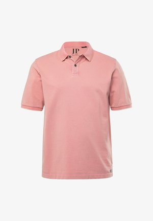 Camiseta polo de algodón en suave color rosa con cuello, tapeta de tres botones y mangas cortas. Presenta costuras en contraste en los dobladillos de las mangas.