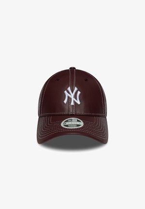 Căciulă de baseball din piele maro, cu logo-ul alb brodat 'NY', vizor curb preformat și detalii de cusătură vizibile pe margine.
