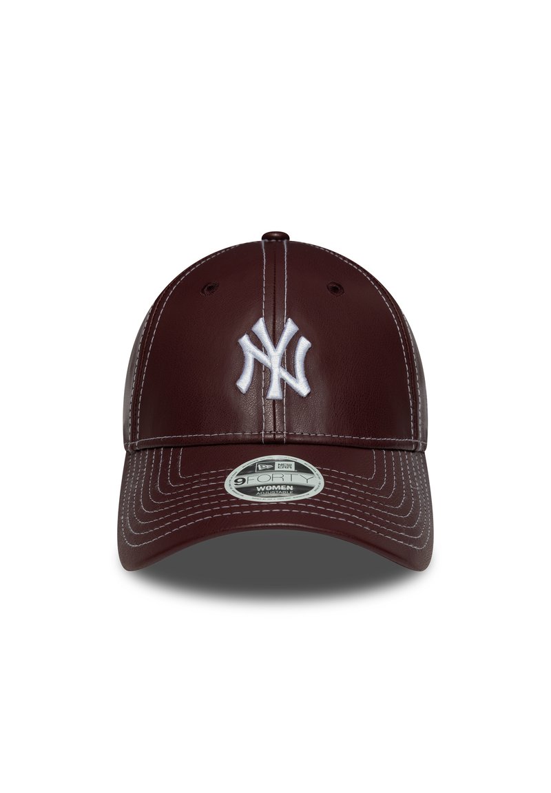 Braune Leder-Basketballmütze mit weißem gesticktem 'NY'-Logo, gebogenem, vorgeformtem Schirm und sichtbaren Nähdetails entlang des Rands.