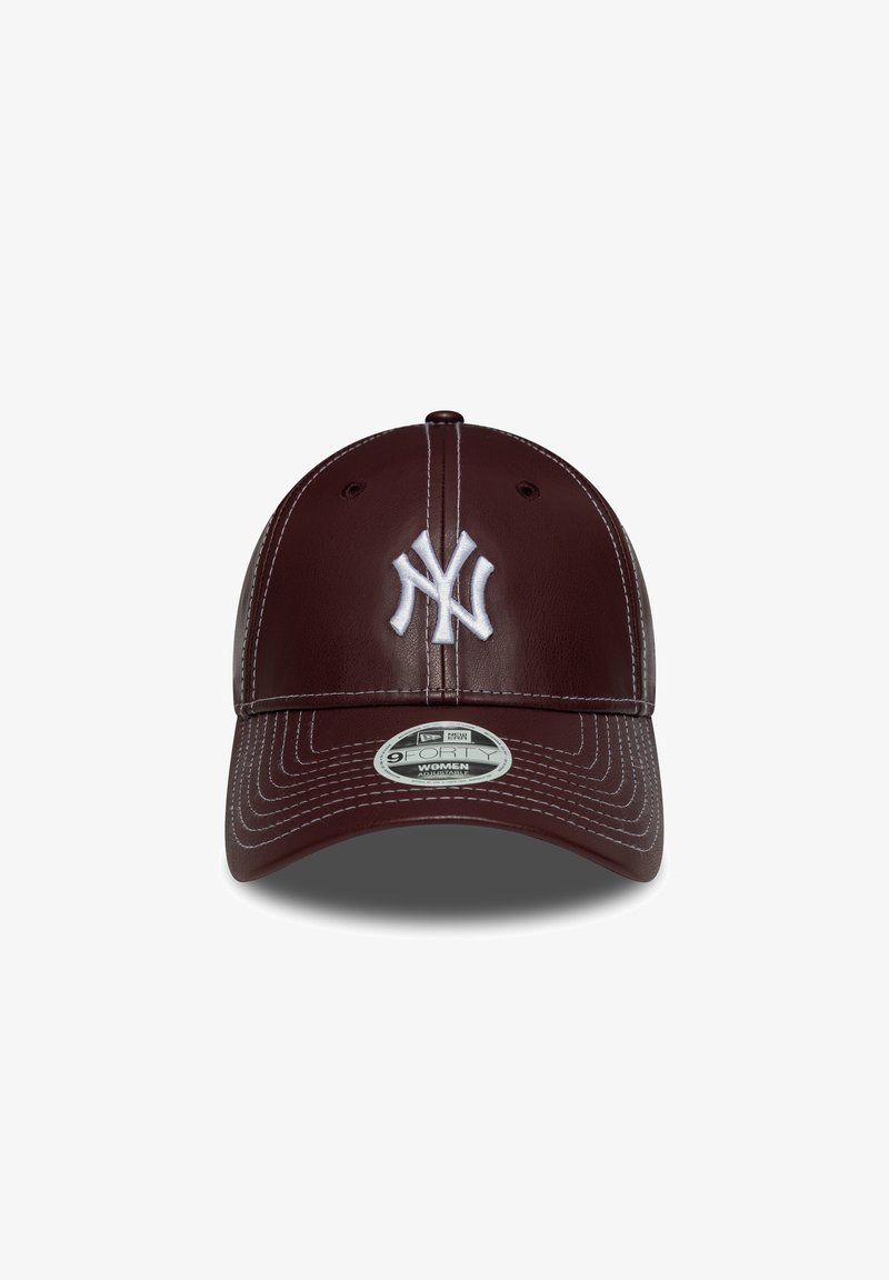 Cappellino da baseball in pelle marrone con logo 'NY' ricamato in bianco, visiera curva preformata e dettagli di cucitura visibili lungo il bordo.