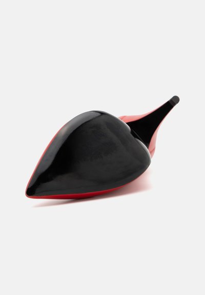 Fekete hegyes orrú magassarkú piros alapon, fényes felülettel. Elegáns dizájnja és karcsú stiletto sarka van.
