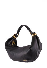 Borsa hobo in pelle nera con finitura testurizzata, una maniglia singola adornata con anelli in metallo dorato e una tasca con zip per la chiusura.