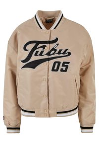 Kollane satiinist bomber-jakk musta tikandiga "Fubu" logo ja "05." Omab triibulist ribakraed ja mansette, nööbist sulgemist ning küljetaskuid.