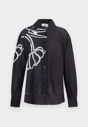 Mustast nööbitav pikka varrukaga särk, millel on vasakul õlal ja rinnal valged abstraktsed lillejooned.