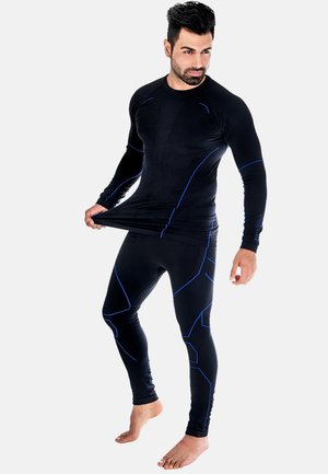 Schwarzes, sportliches Langarmshirt und Leggings mit blauen Akzenten und geometrischen Mustern, hergestellt aus einem dehnbaren, feuchtigkeitsableitenden Material.