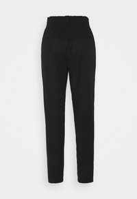 Zwarte broek met een elastische tailleband, taps toelopend ontwerp en twee achterzakken. Glad textuur met een effen kleurpatroon.