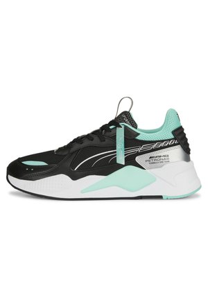Czarny i miętowo zielony sneaker Puma AMG Petronas Formula One Team z białą podeszwą i logo po boku oraz na języku.