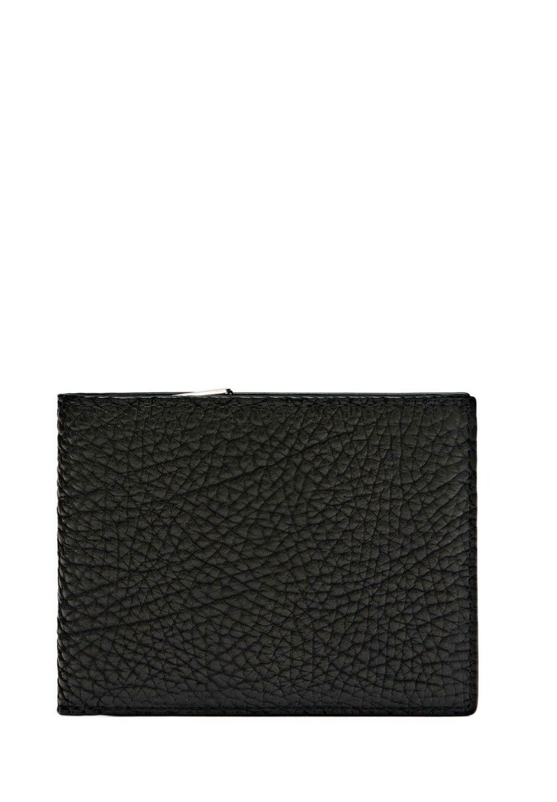 Pouch in pelle nera texture con zip e tirante argentato visibile, rettangolare e piatta su uno sfondo bianco.