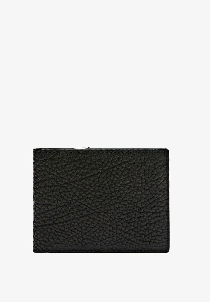 Pouch in pelle nera texture con zip e tirante argentato visibile, rettangolare e piatta su uno sfondo bianco.