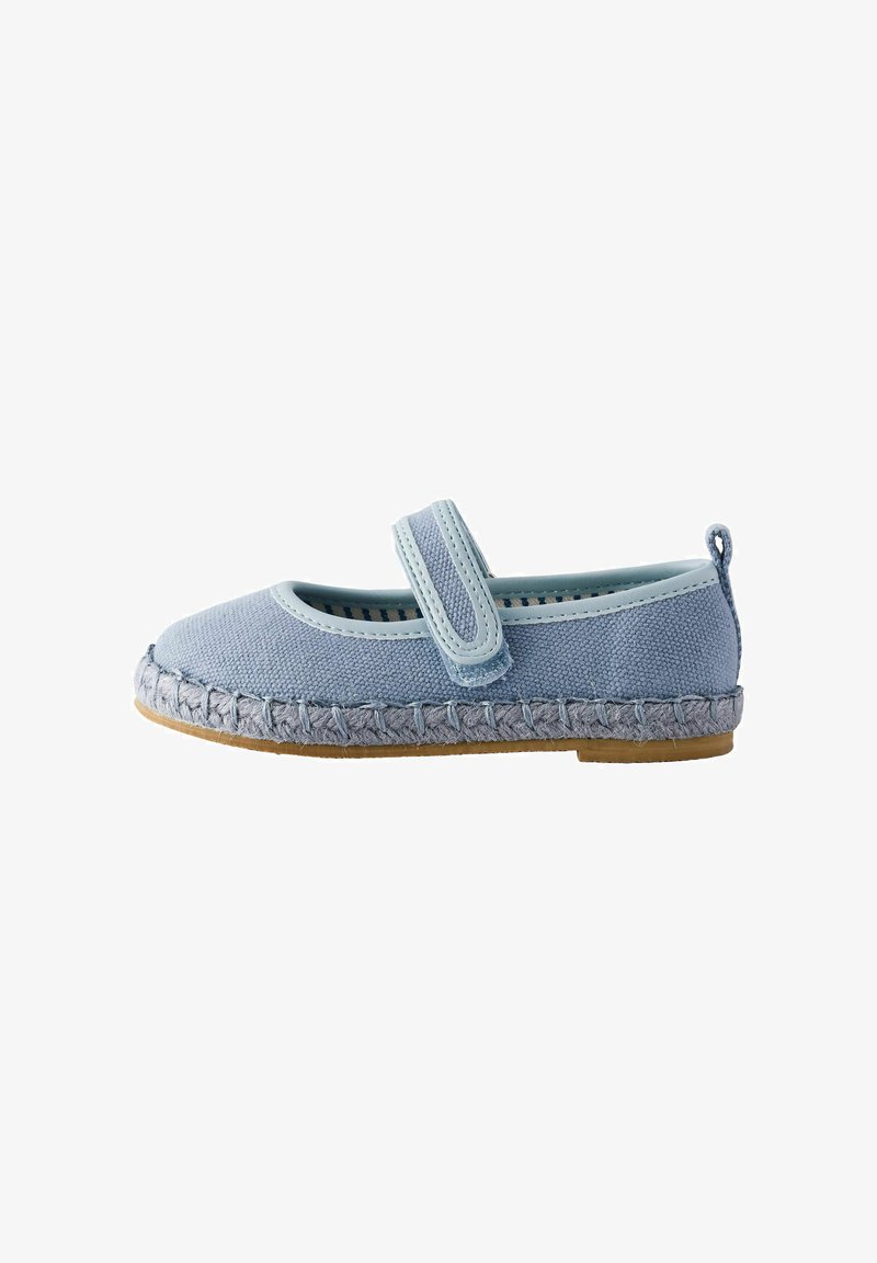 Chaussure Mary Jane en textile bleu clair avec une sangle, des coutures décoratives et un détail en tresse le long de la semelle. Semelle plate et flexible en caoutchouc.
