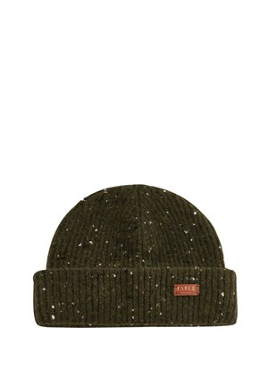 Gebreide beanie in donkergroen met lichte spikkels, voorzien van een omgeslagen geribbelde manchet en een klein rechthoekig label met de tekst "TABEL." Zachte woltextuur.