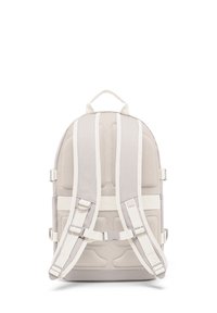 Sac à dos gris clair à la forme incurvée, dos rembourré, bretelles blanches et détails en maille. Comprend des bretelles réglables et une poignée supérieure.