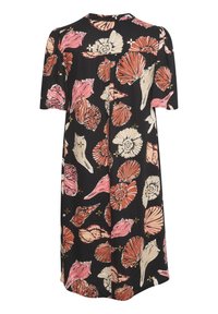 Robe noire mi-longue avec motifs de coquillages roses, orange et beige, manches courtes et encolure ronde.
