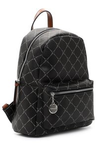 Musta nahkainen reppu, jossa on harmaa timanttikuvio, hopeinen vetoketju, etutasku ja pyöreä hopeinen merkkiriipus vetoketjun vetimessä.
