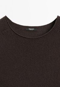 Tmavě hnědý pletený svetr s kulatým výstřihem a malou černou cedulkou uvnitř s nápisem Massimo Dutti, vyrobeno v Číně.