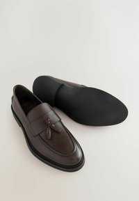 Brune læder loafers med en glat finish, remaccent med kvaster og sort gummiydersål. Rundt tådesign.