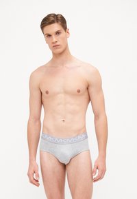 Culotte grise en coton avec une taille élastique douce arborant un motif de logo répété. Les culottes sont ajustées et sans couture.