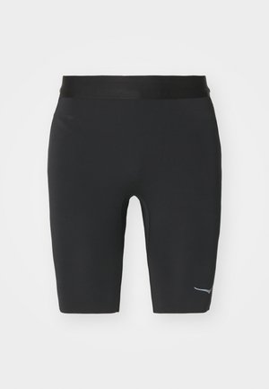 Pantaloni scurți atletici negri, realizați dintr-un material elastic, cu un design ajustat și un detaliu cu logo reflectorizant pe partea inferioară.