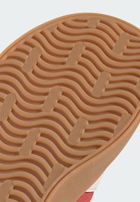 Gumená podrážka so zvlneným vzorom, obsahujúca časti s textúrou včelích plástov. Farba je svetlo hnedá s vystúpenými akcentmi pre lepšiu priľnavosť.