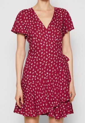 Robe portefeuille bordeaux avec un décolleté en V, des manches courtes en volants et un ourlet évasé. Présente un imprimé floral et un détail froncé à la taille.
